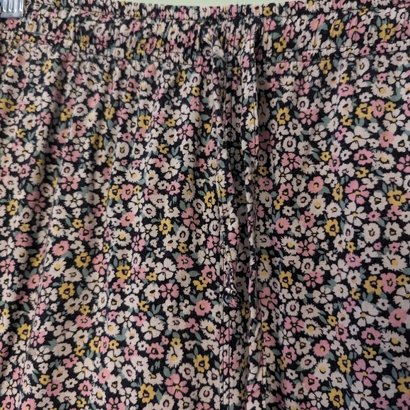 Flowy knee length floral pants - Picture 2 of 5